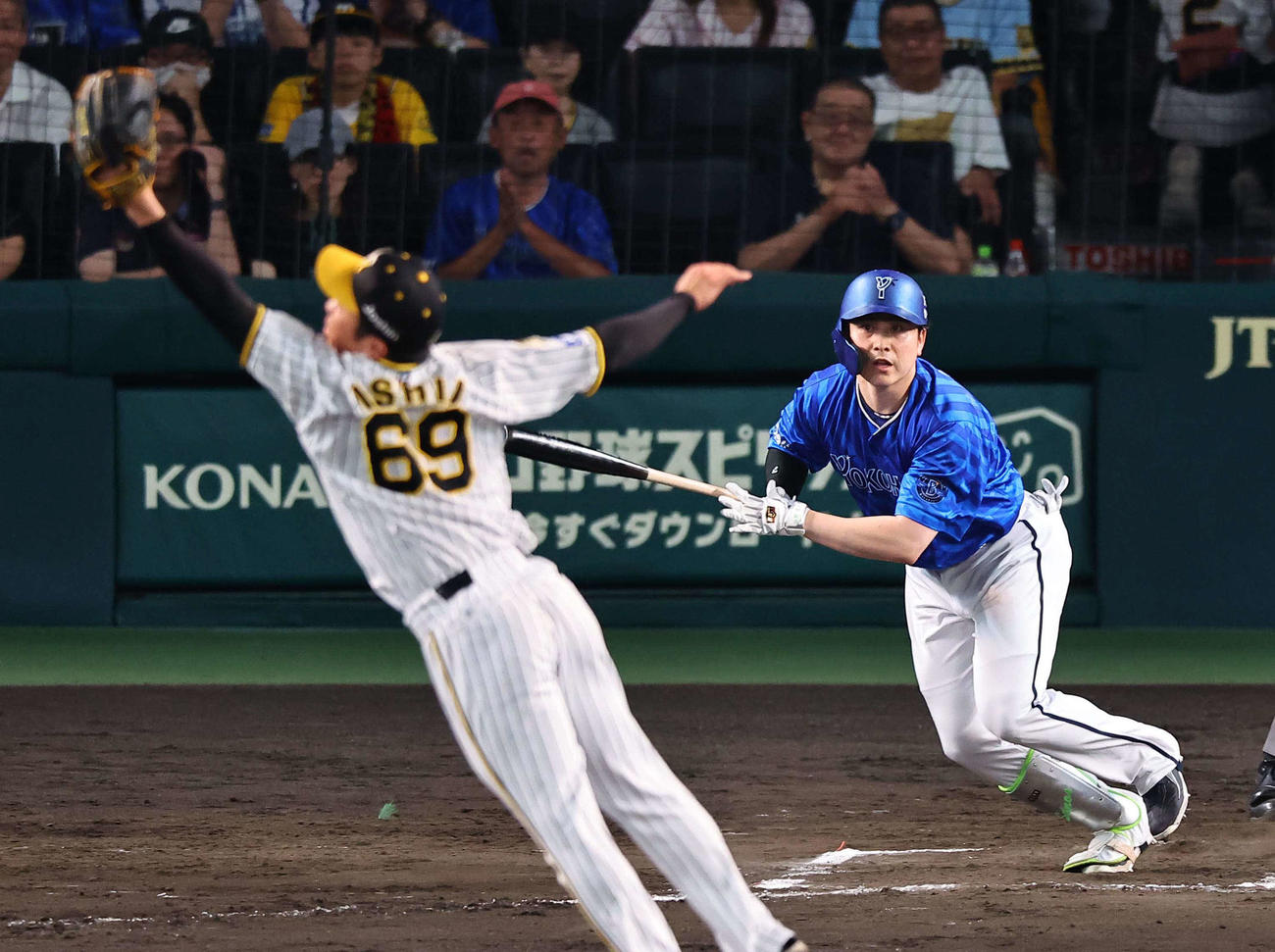 阪神対DeNA 10回表DeNA1死三塁、佐野は中前に勝ち越し適時打を放つ（撮影・上田博志）