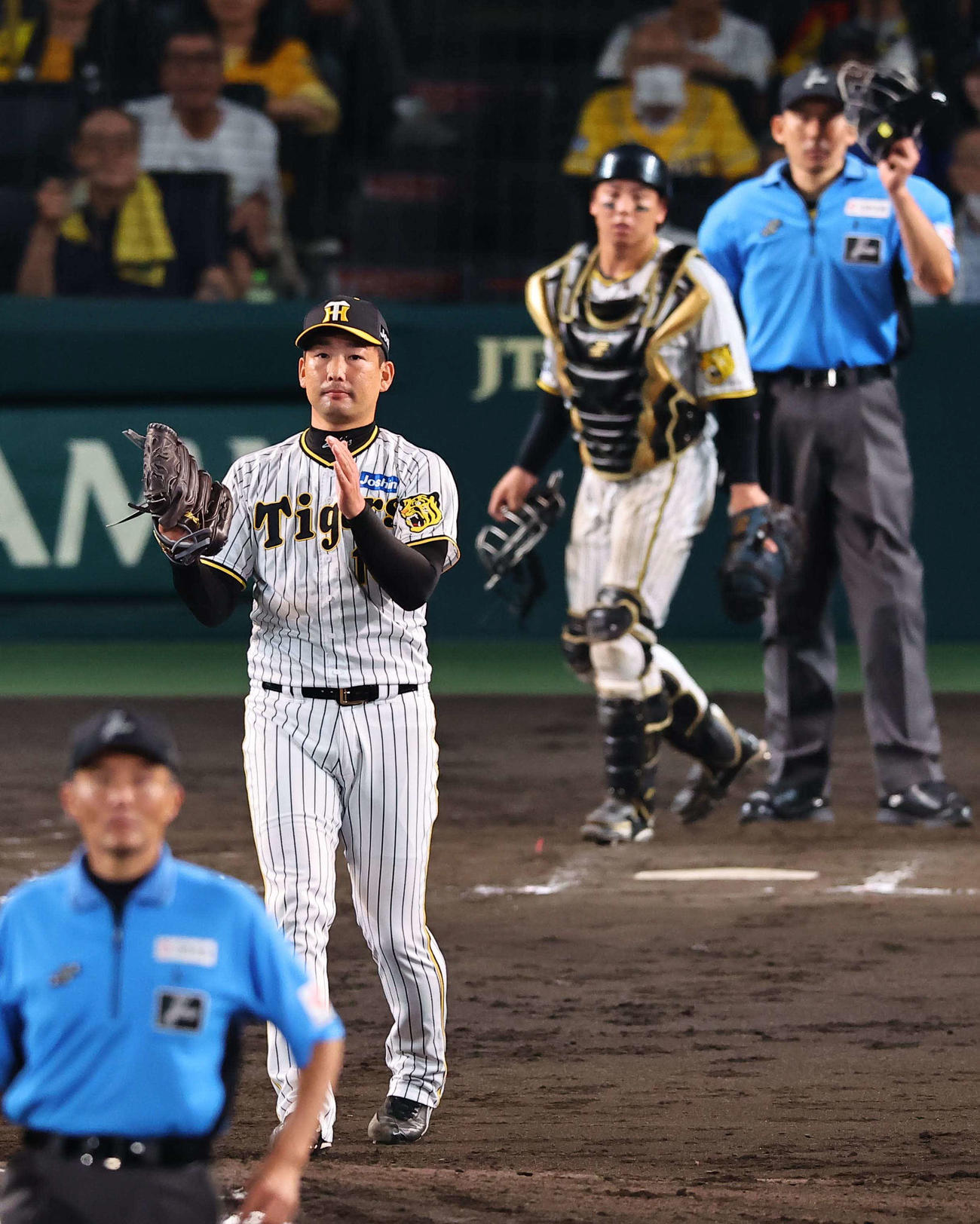 阪神対DeNA 9回表DeNA2死一、三塁、度会を中飛に打ち取り手をたたく岩崎（撮影・上田博志）