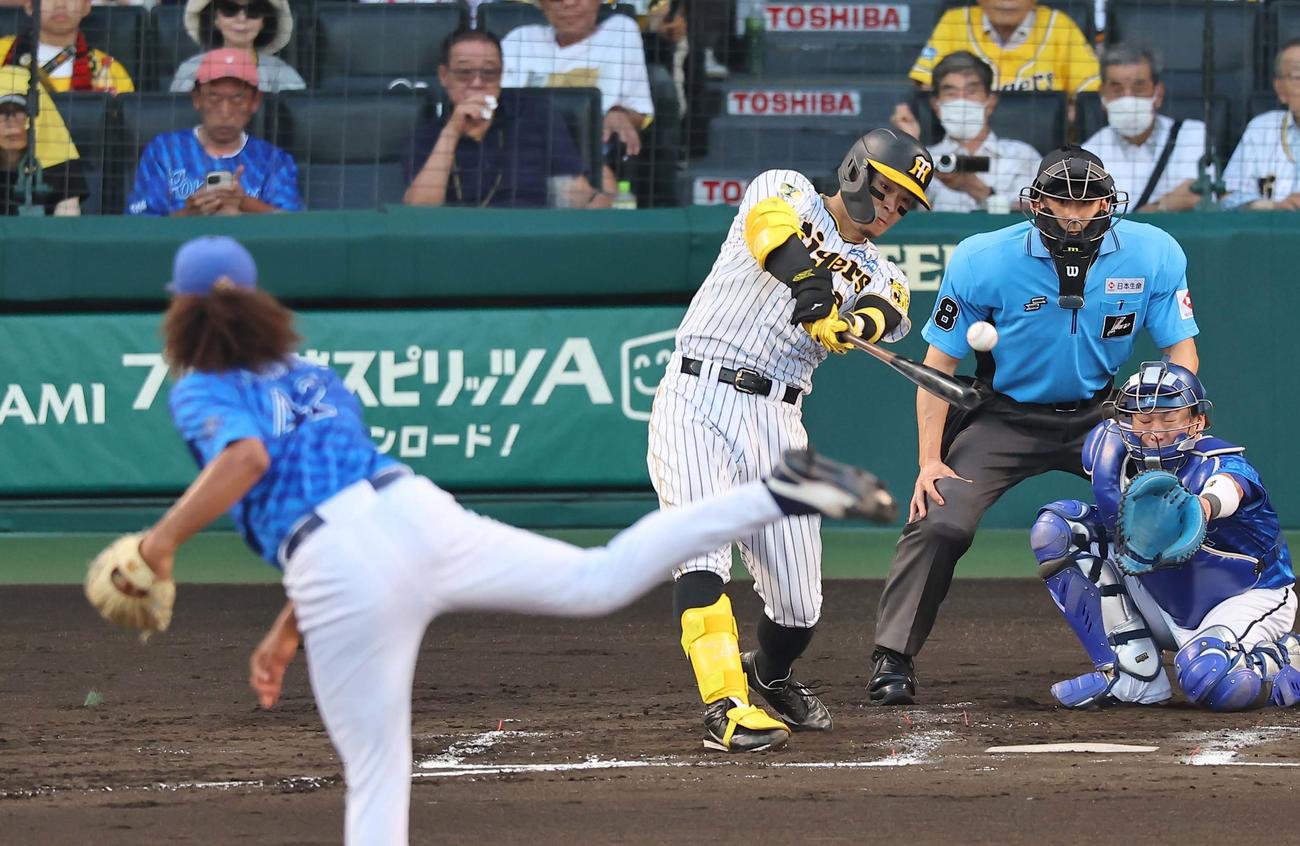 阪神対DeNA 2回裏阪神1死、佐藤輝は中前打を放つ（撮影・上田博志）
