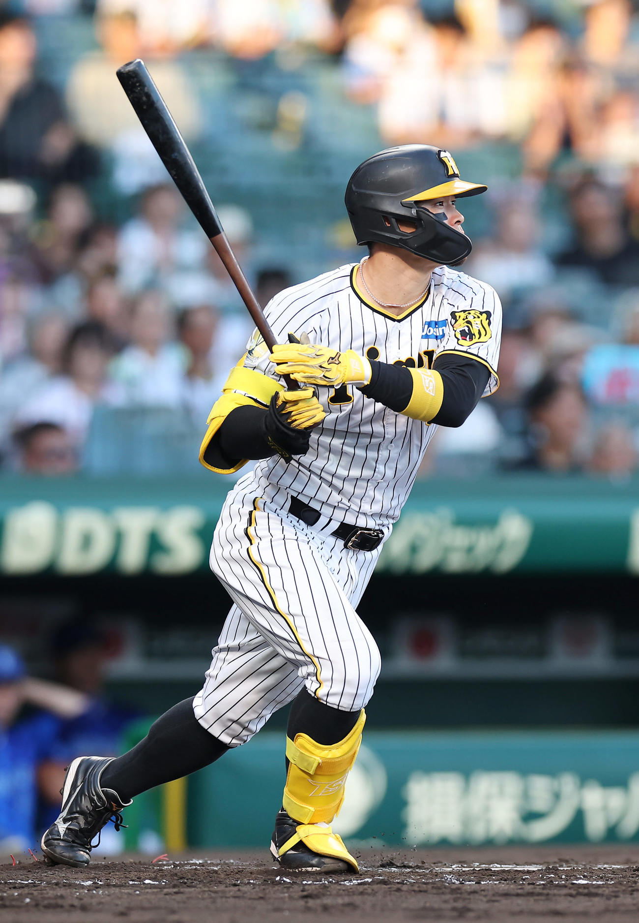 阪神対DeNA 2回裏阪神1死、中前打を放つ佐藤輝（撮影・前田充）