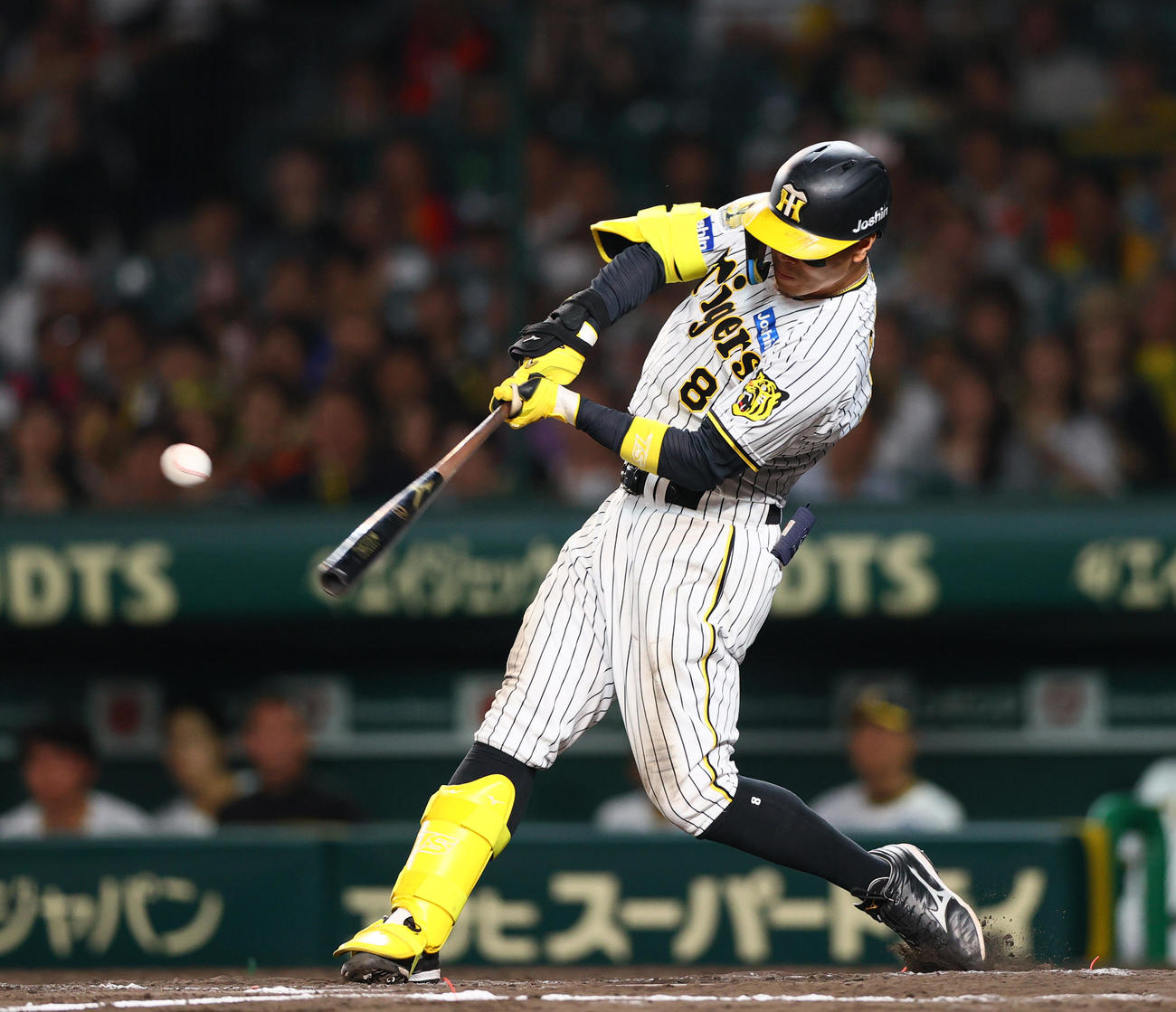 阪神対DeNA 10回裏阪神2死一塁、佐藤輝は左前打を放つ（撮影・上山淳一）