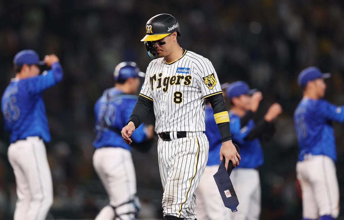 阪神対DeNA 10回裏阪神2死一、二塁、島田が一ゴロに倒れ試合終了となり、悔しそうに引き揚げる佐藤輝（撮影・前田充）
