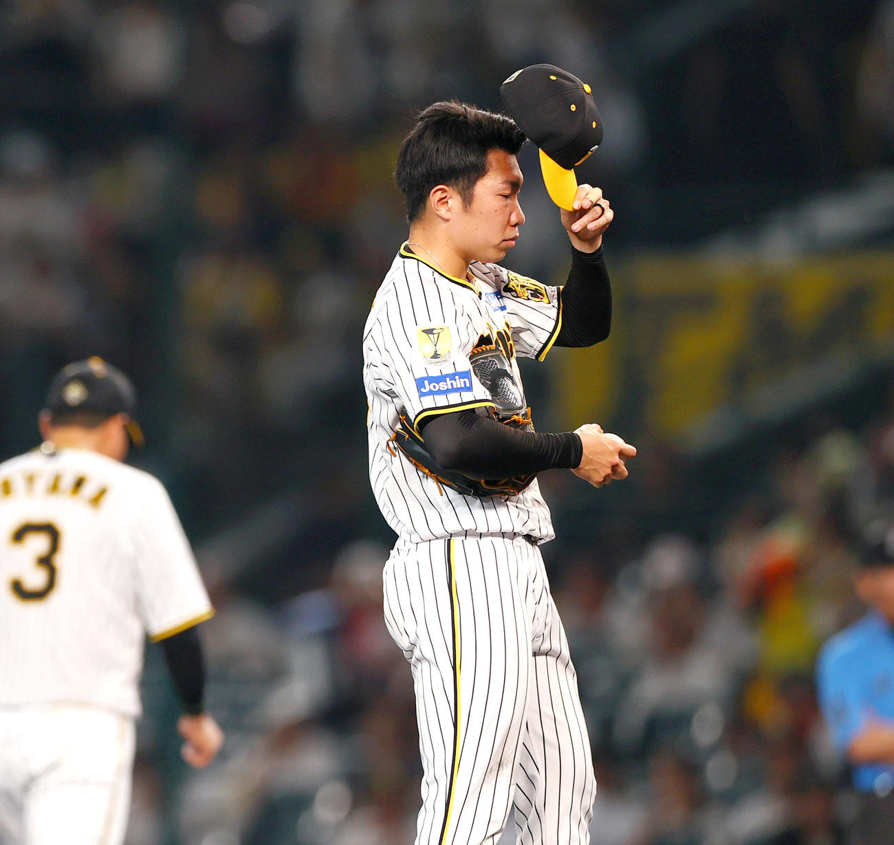 阪神対DeNA 10回表DeNA1死三塁、石井は佐野に中前適時打を浴びる（撮影・上山淳一）