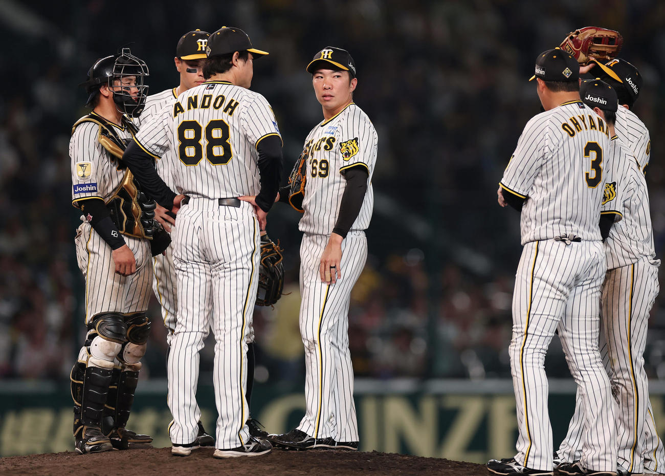 阪神対DeNA 10回表DeNA1死三塁、佐野に勝ち越し適時打を浴びた石井（中央）（撮影・前田充）