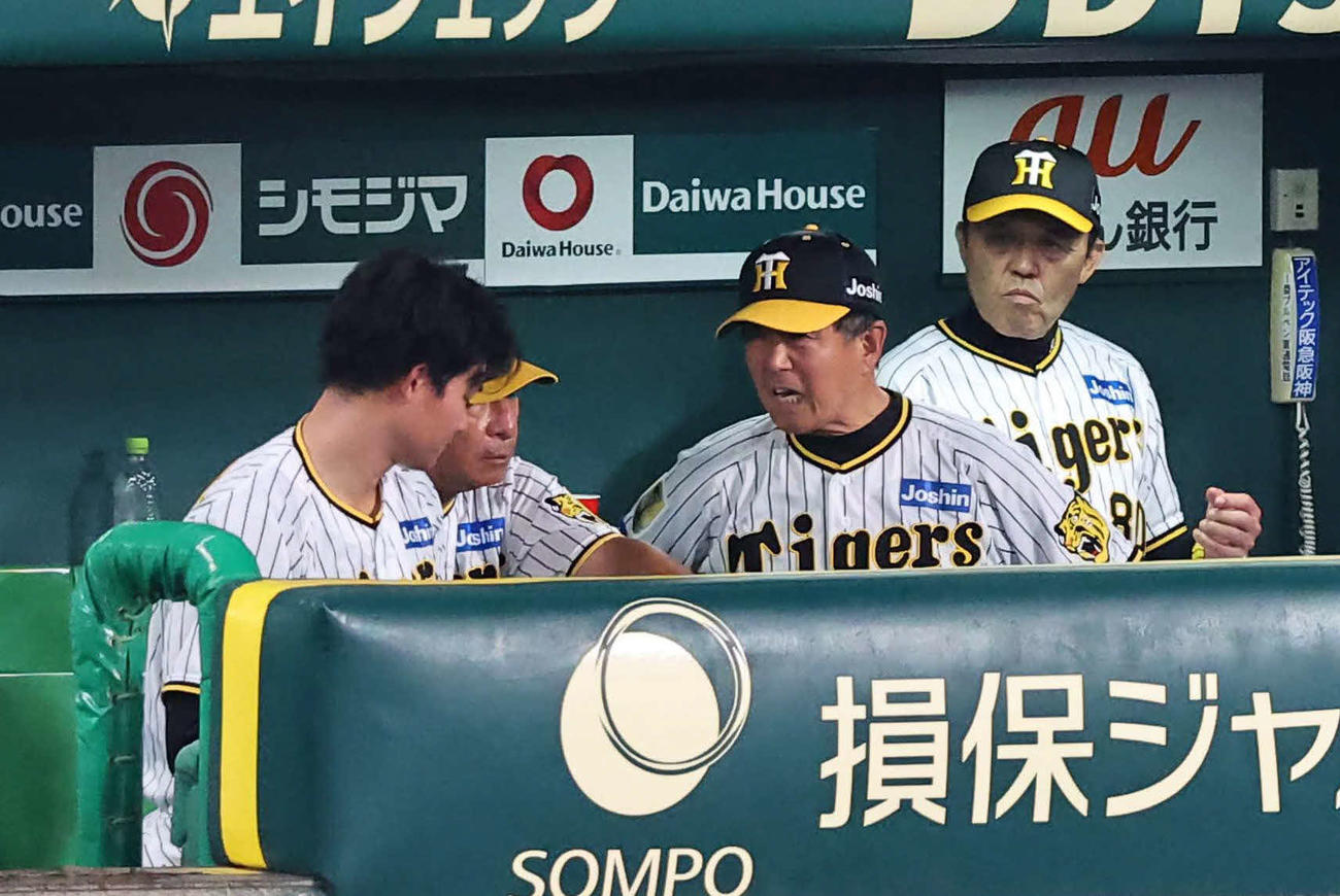 阪神対DeNA DeNAに敗れた岡田監督（右）はベンチから引き揚げる（撮影・上田博志）