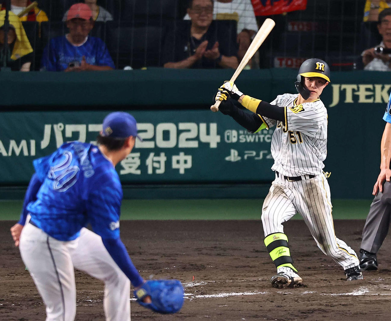 阪神対DeNA 7回裏阪神2死一塁、中野は、10試合連続安打となる中前打を放つ（撮影・上田博志）