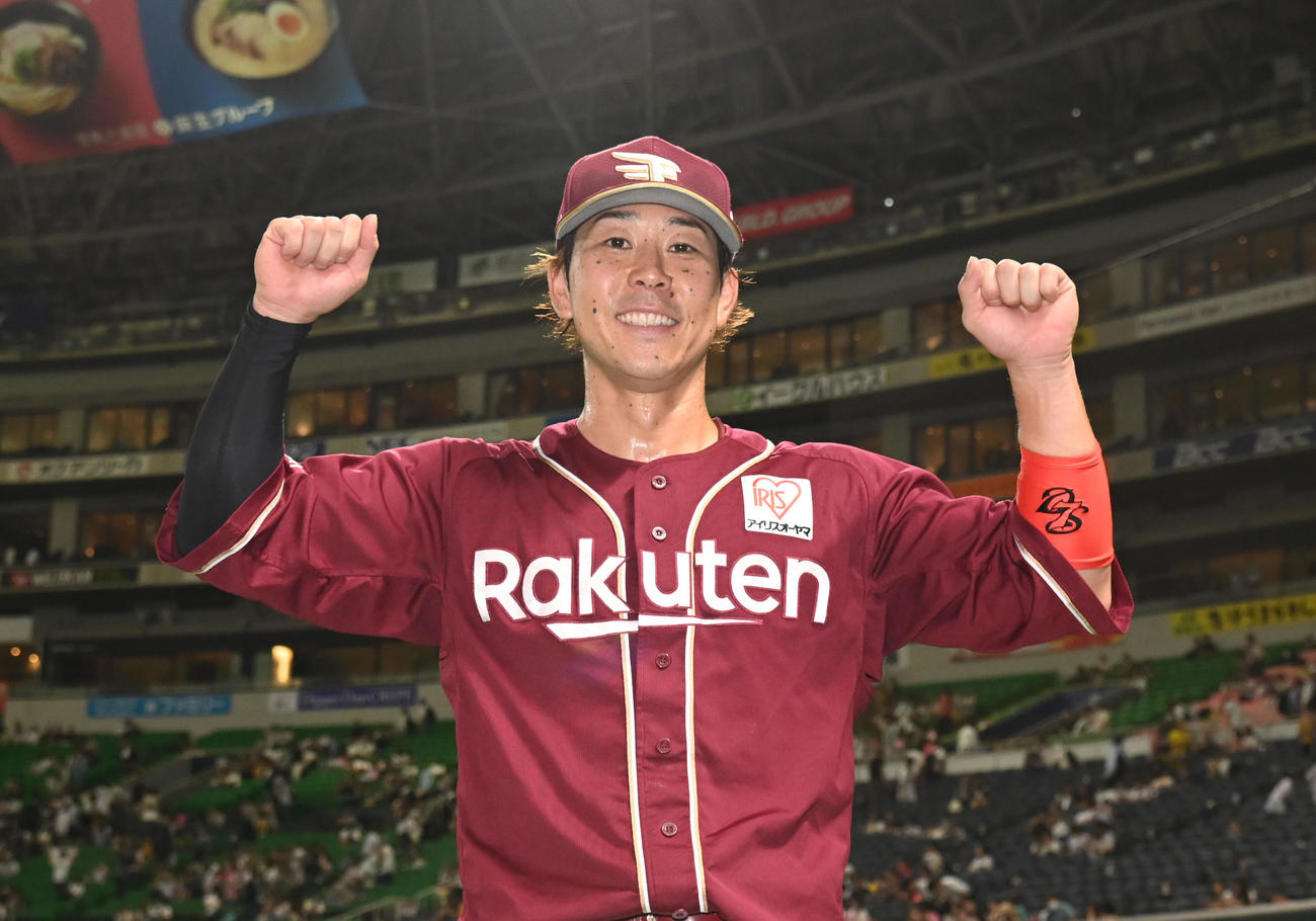 ソフトバンク対楽天　笑顔でガッツポーズする鈴木大（撮影・林敢治）