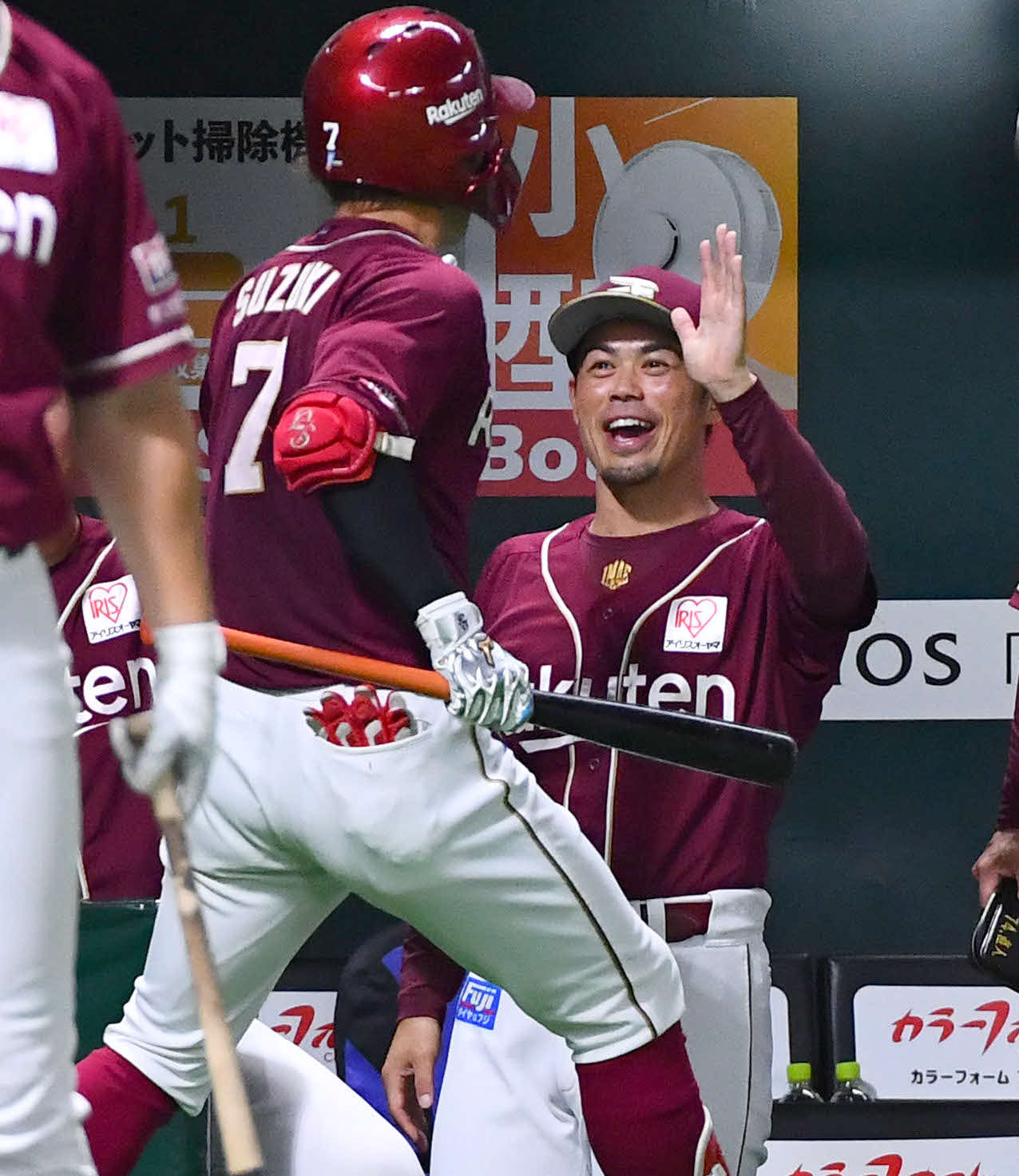 ソフトバンク対楽天　4回表楽天無死一、三塁、逆転の右越え3点本塁打を放った鈴木大（左）と笑顔でタッチを交わす今江監督（撮影・岩下翔太）