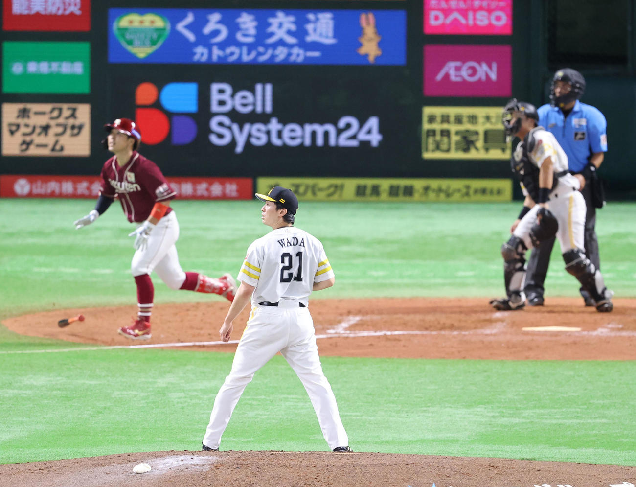 ソフトバンク対楽天　4回表楽天無死一、三塁、鈴木大に右越え逆転3点本塁打を浴びた和田（撮影・梅根麻紀）