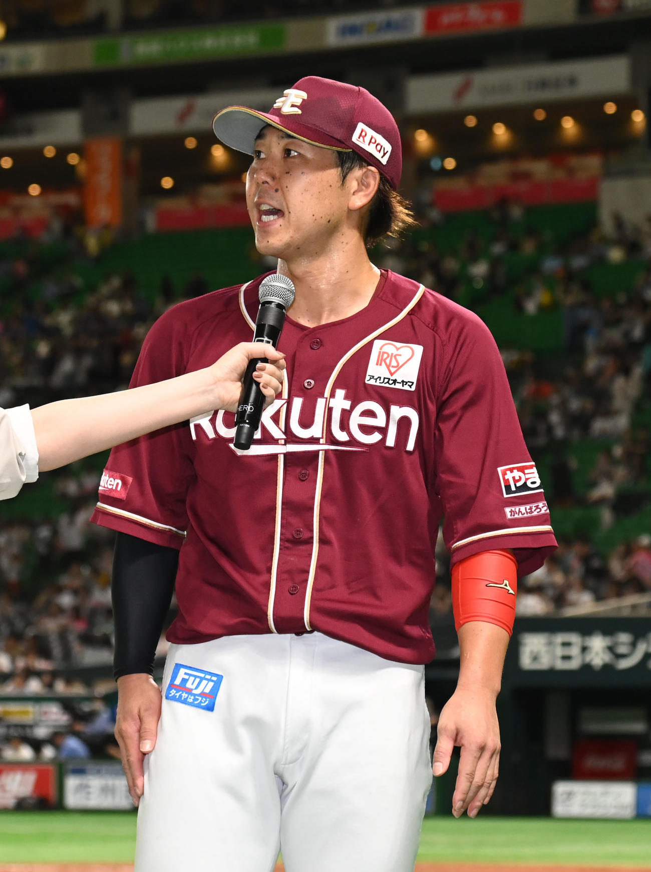 ソフトバンク対楽天　ヒーローインタビューに応える鈴木大（撮影・林敢治）