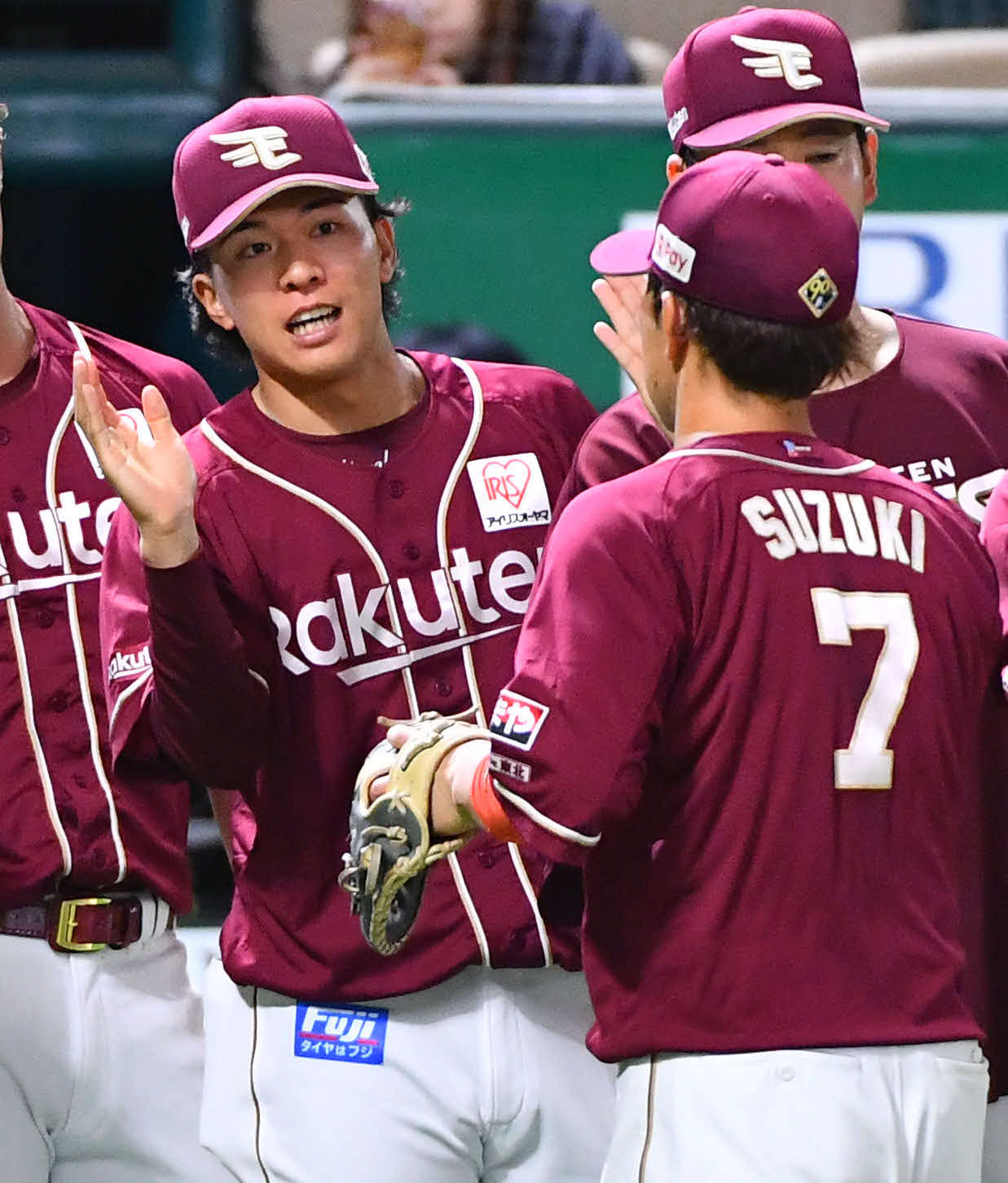 ソフトバンク対楽天　ソフトバンクに勝利し、鈴木大（右）らナインとタッチを交わす早川（撮影・岩下翔太）