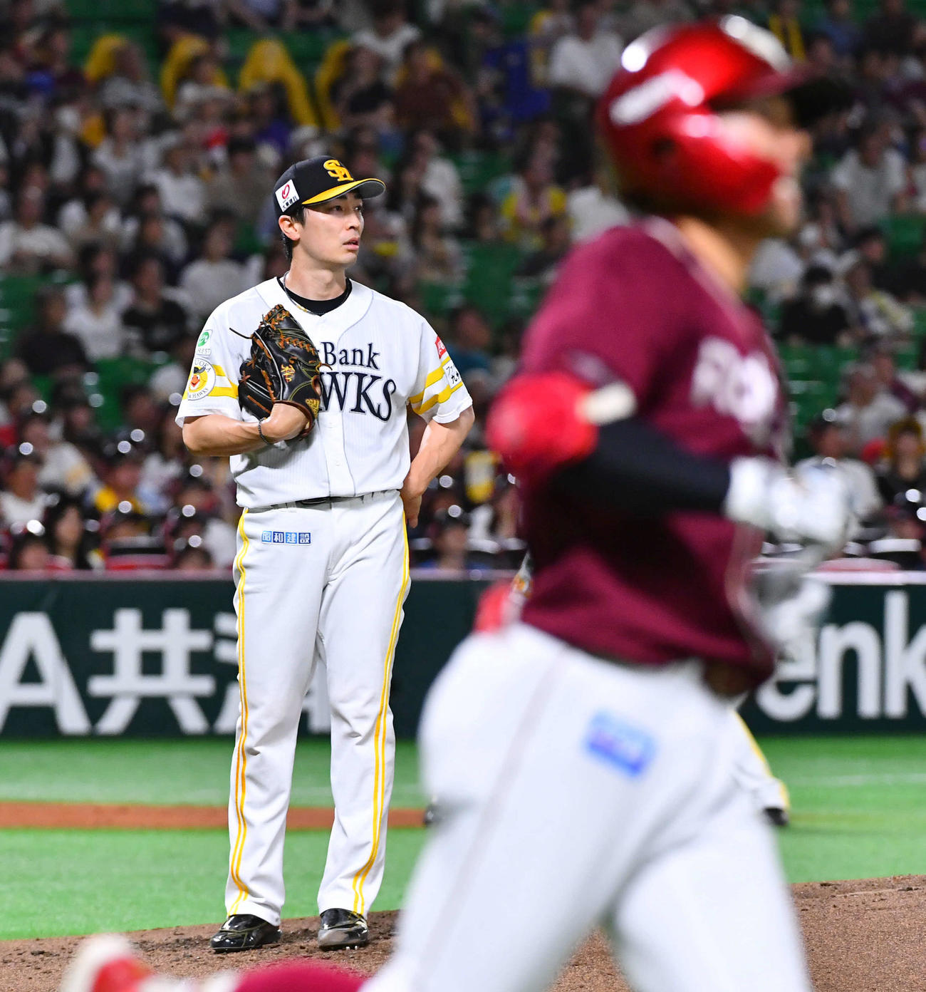 ソフトバンク対楽天　4回表楽天無死一、三塁、鈴木大（手前）に3点本塁打を打たれる和田（撮影・岩下翔太）