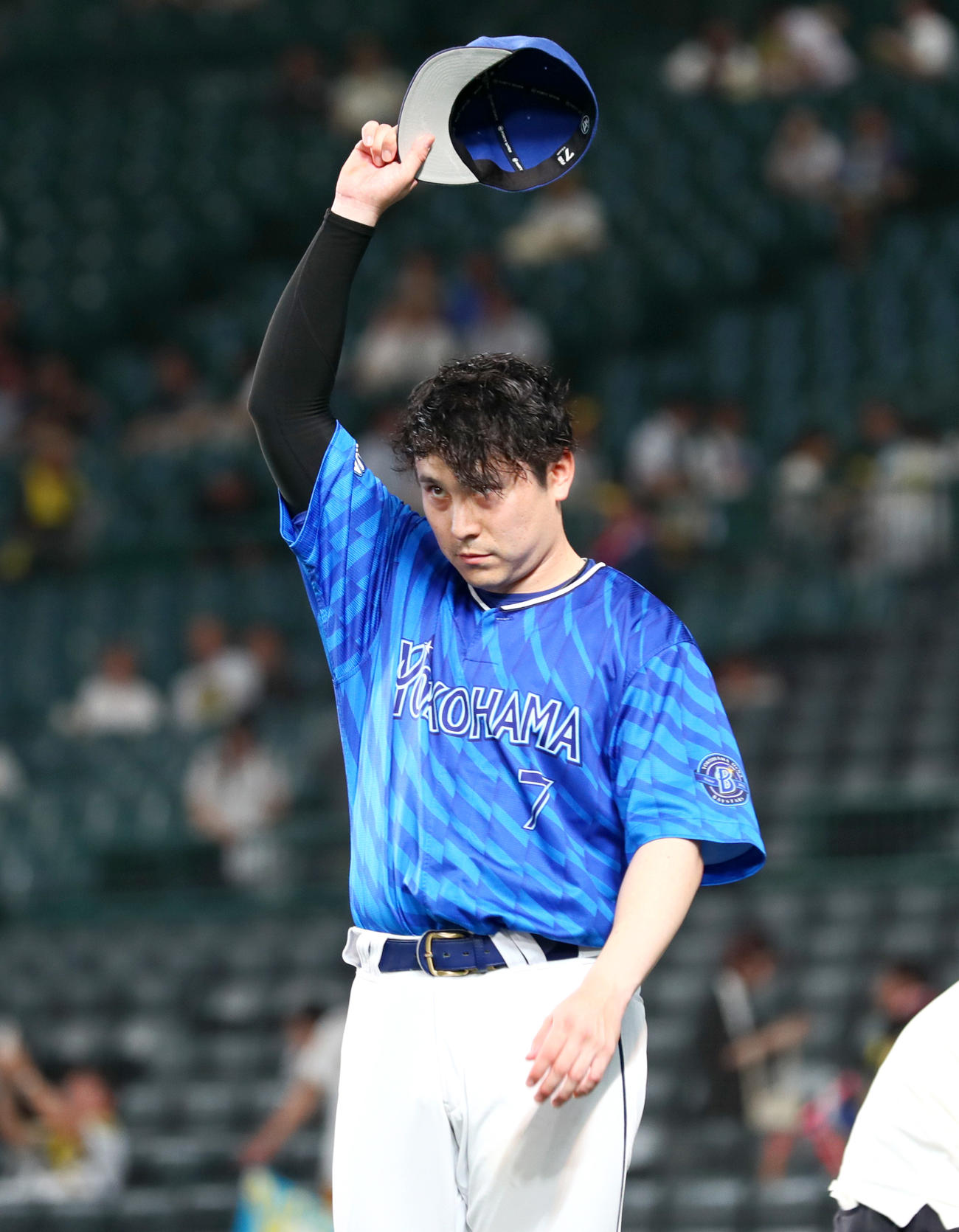 阪神対DeNA　ファンの歓声に応えるDeNA佐野（撮影・上山淳一）