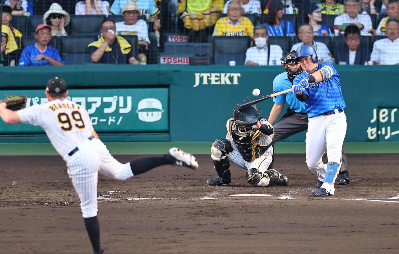 阪神対DeNA 3回表DeNA2死三塁、牧は先制適時二塁打を放つ（撮影・上田博志）