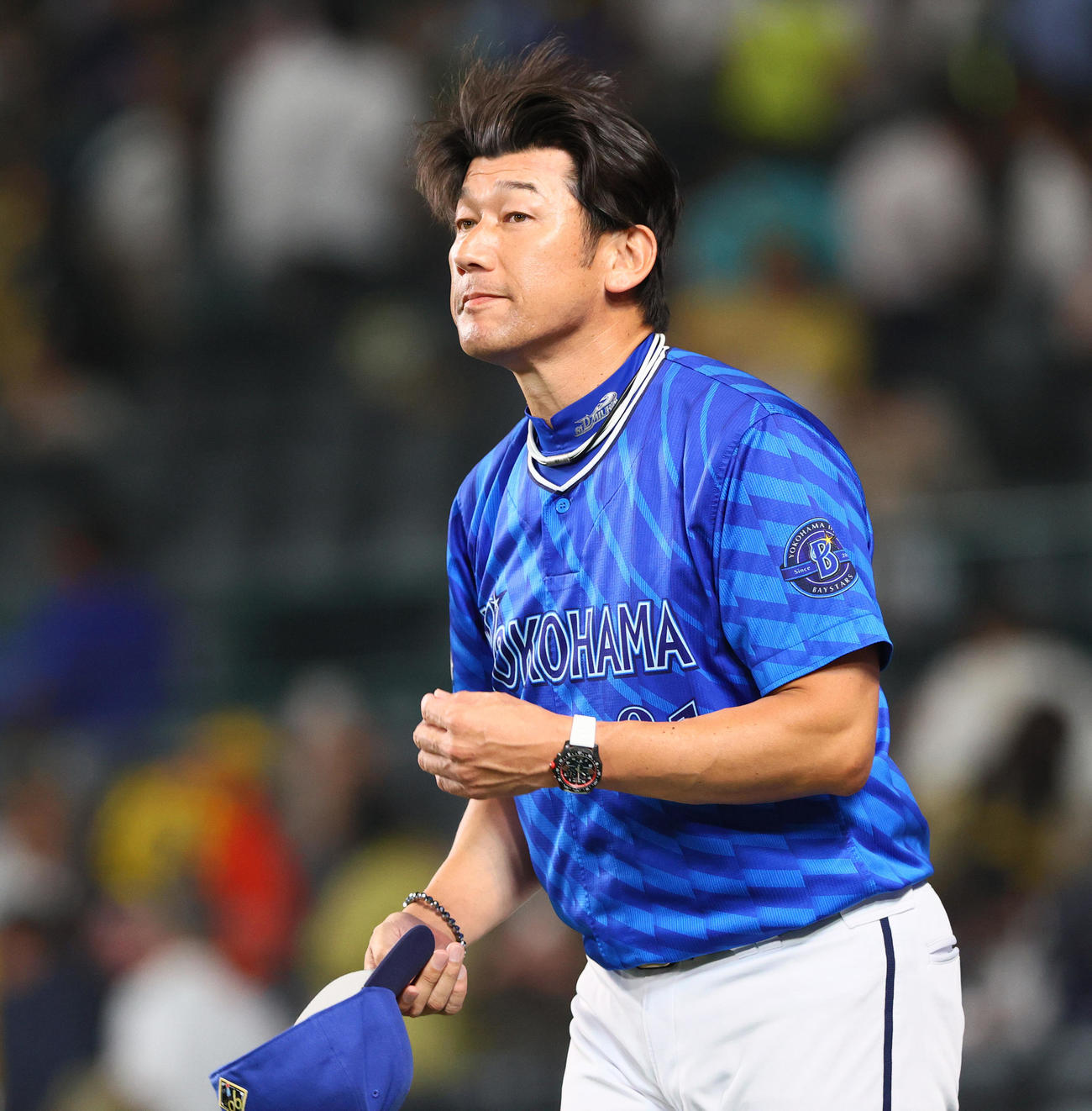 阪神対DeNA　延長10回で阪神に勝利しスタンドのファンにあいさつするDeNA三浦監督（撮影・上山淳一）