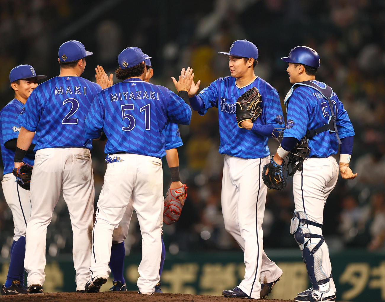 阪神対DeNA　延長10回で阪神に勝利しタッチをかわすDeNAナイン（撮影・上山淳一）