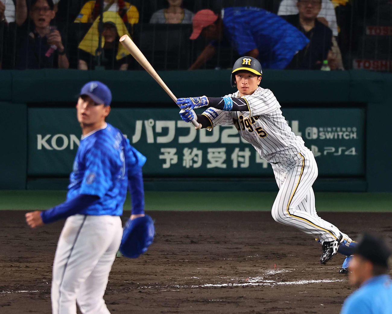 阪神対DeNA 7回裏阪神1死一、三塁、近本は中堅へ同点犠飛を放つ（撮影・上田博志）