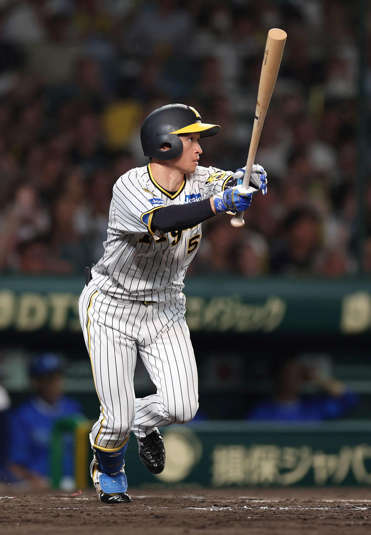 阪神対DeNA 7回裏阪神1死一、三塁、近本は同点の中犠飛を放つ（撮影・前田充）