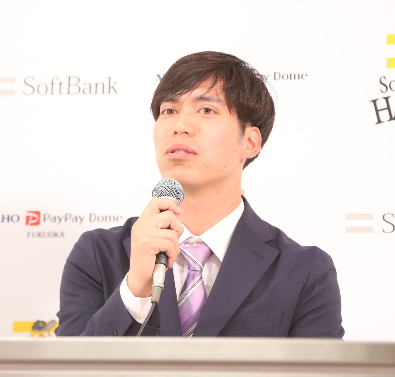 入団会見でチームの印象を話す斉藤（撮影・鬼束羽瑠菜）