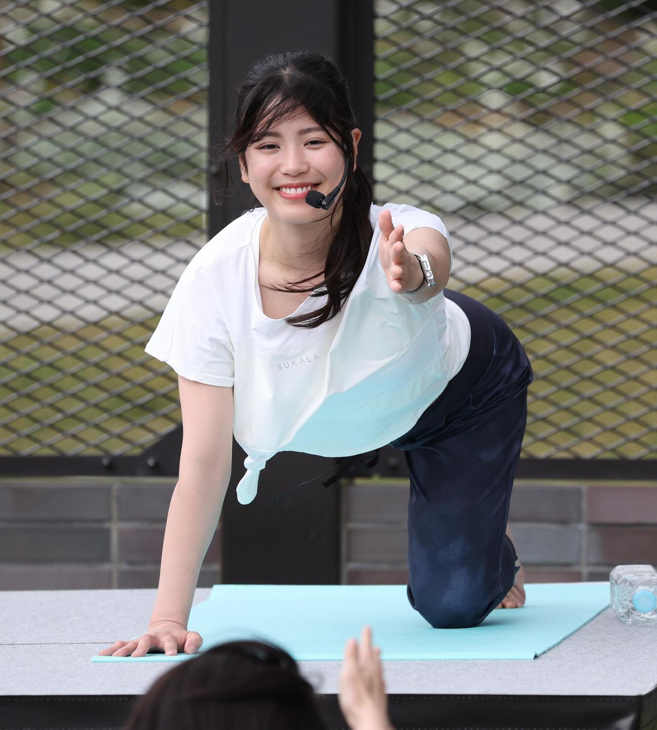 ヨガのイベントに参加するエスコンフィールド北海道アンバサダーの滝谷