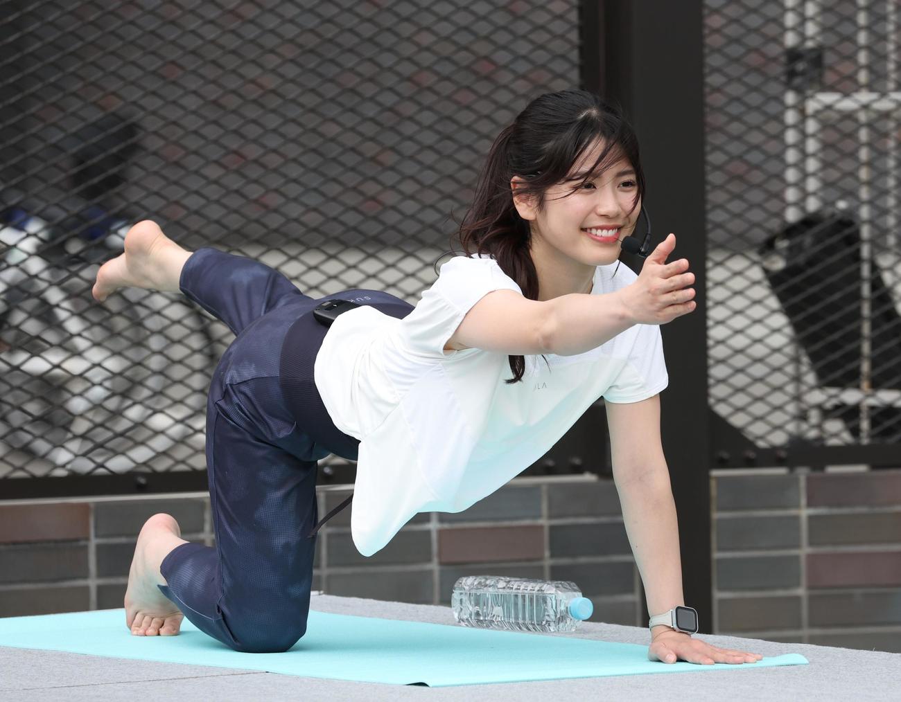 ヨガのイベントに参加するエスコンフィールド北海道アンバサダーの滝谷