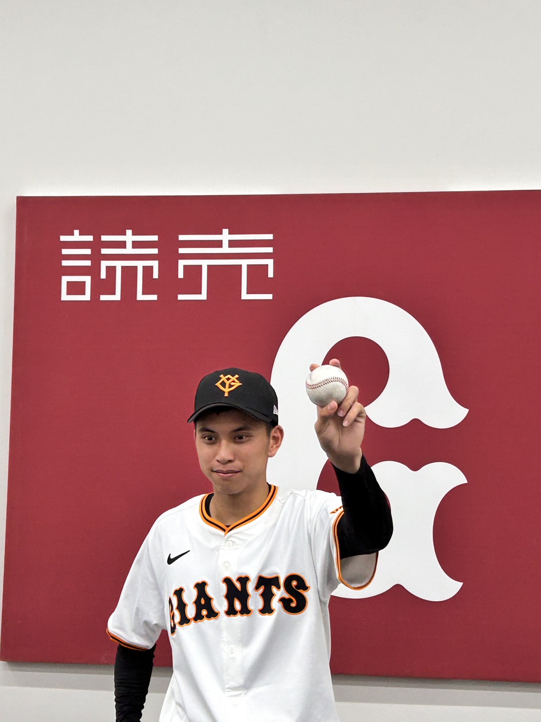 入団会見でボールを手にする巨人〓（黄の旧字体）錦豪（撮影・上田悠太）