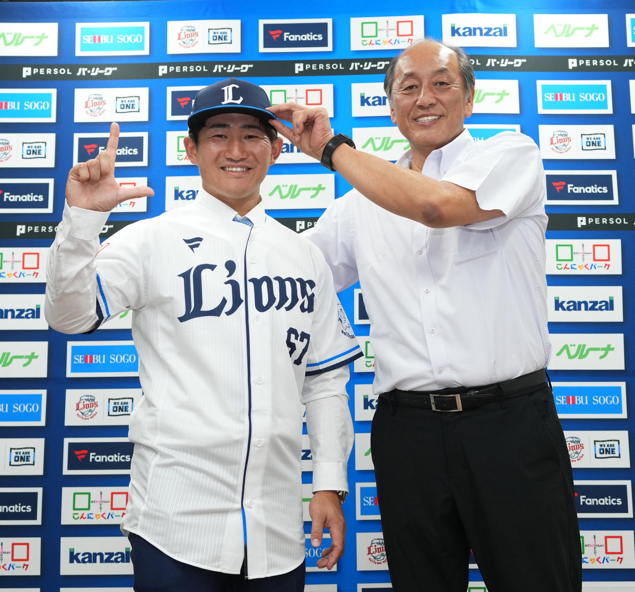 入団会見で渡辺GM兼監督代行（右）と記念写真に納まる西武野村大（撮影・菅敏）