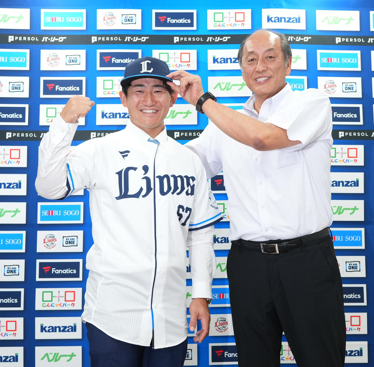 入団会見で渡辺GM兼監督代行（右）と記念写真に納まる西武野村大（撮影・菅敏）