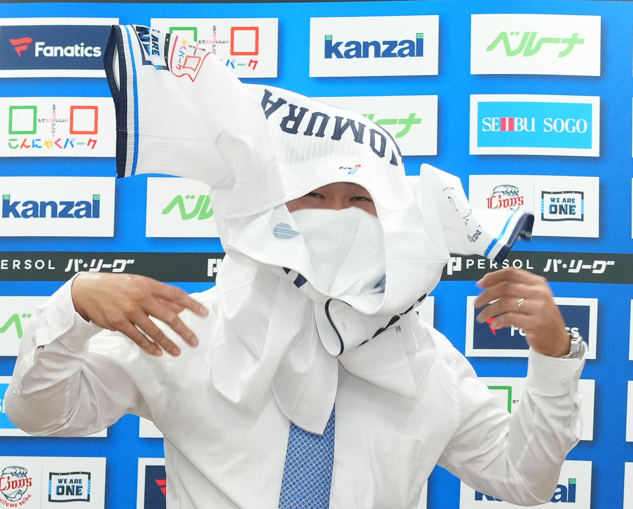 入団会見でユニホームに袖を通す西武野村大（撮影・菅敏）