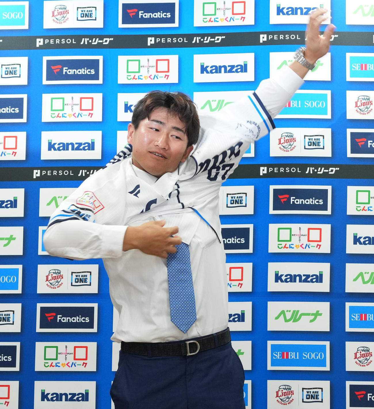 入団会見でユニホームに袖を通す西武野村大（撮影・菅敏）