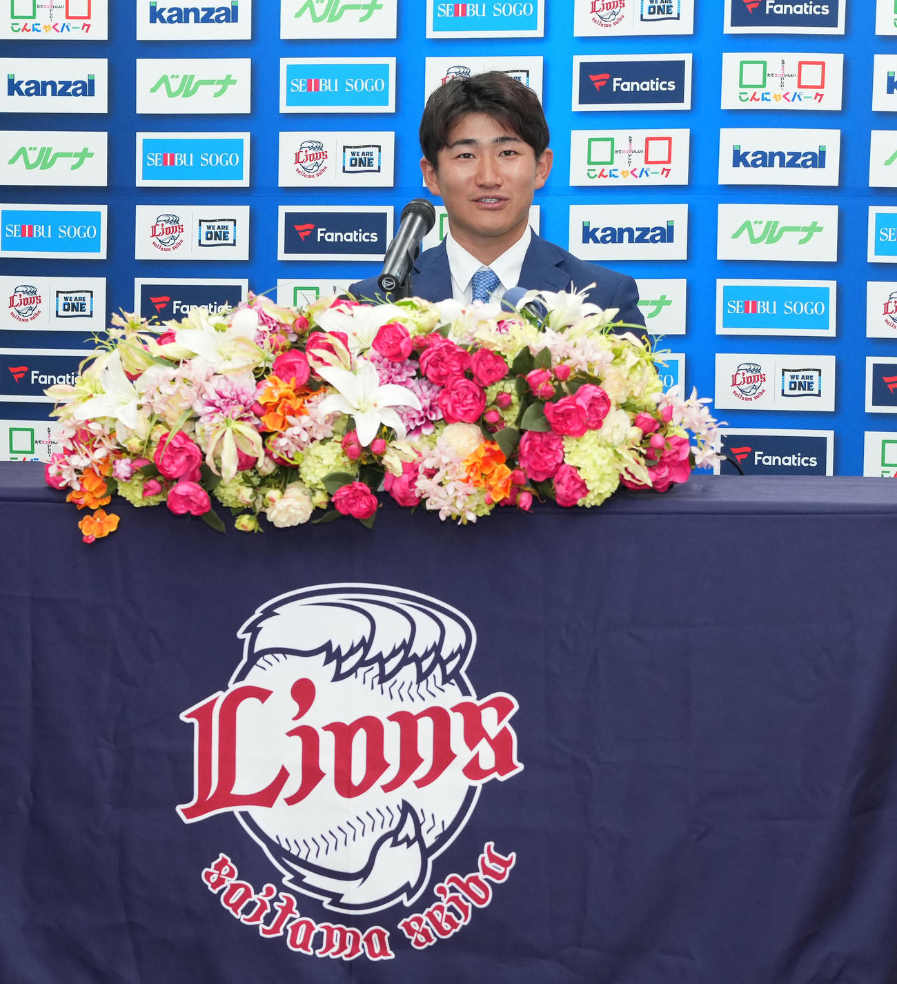 入団会見で抱負を話す西武野村大（撮影・菅敏）