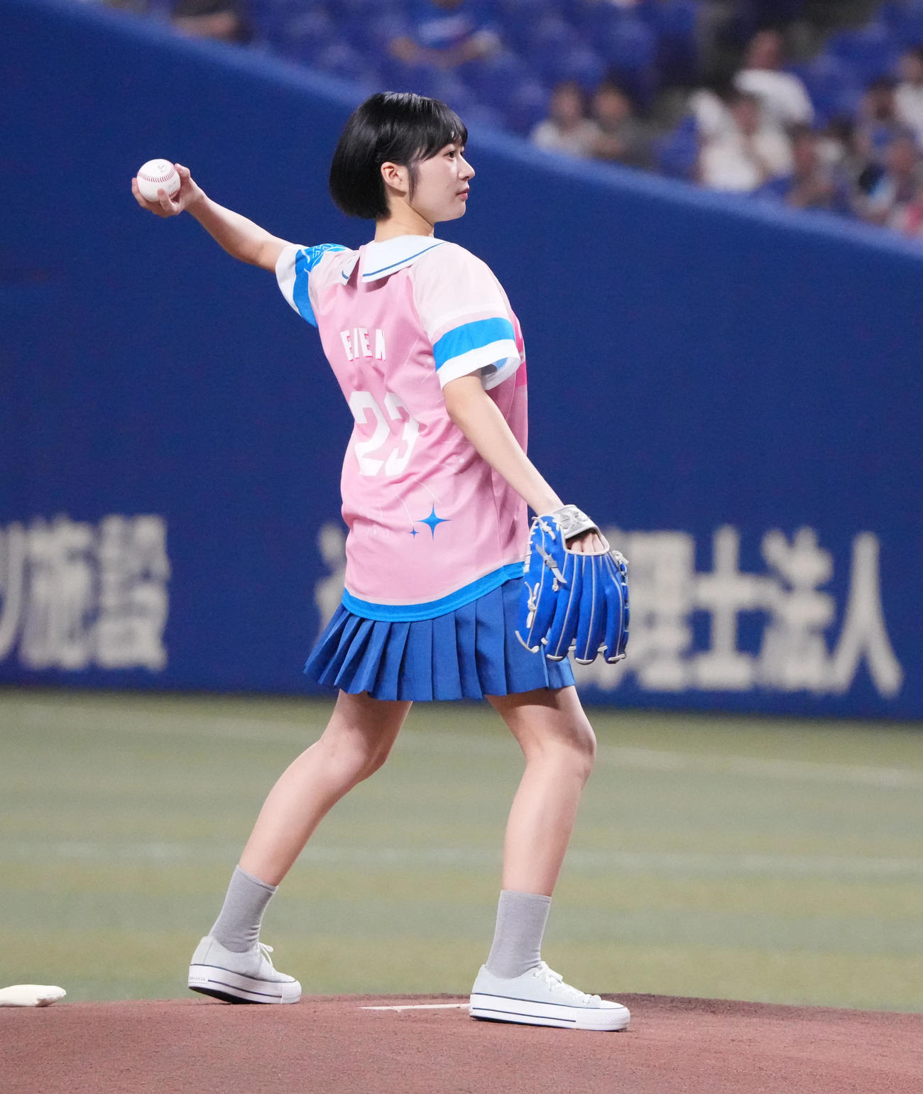 中日対広島　試合前、セレモニアルピッチを行う僕が見たかった青空の杉浦英恋（撮影・森本幸一）