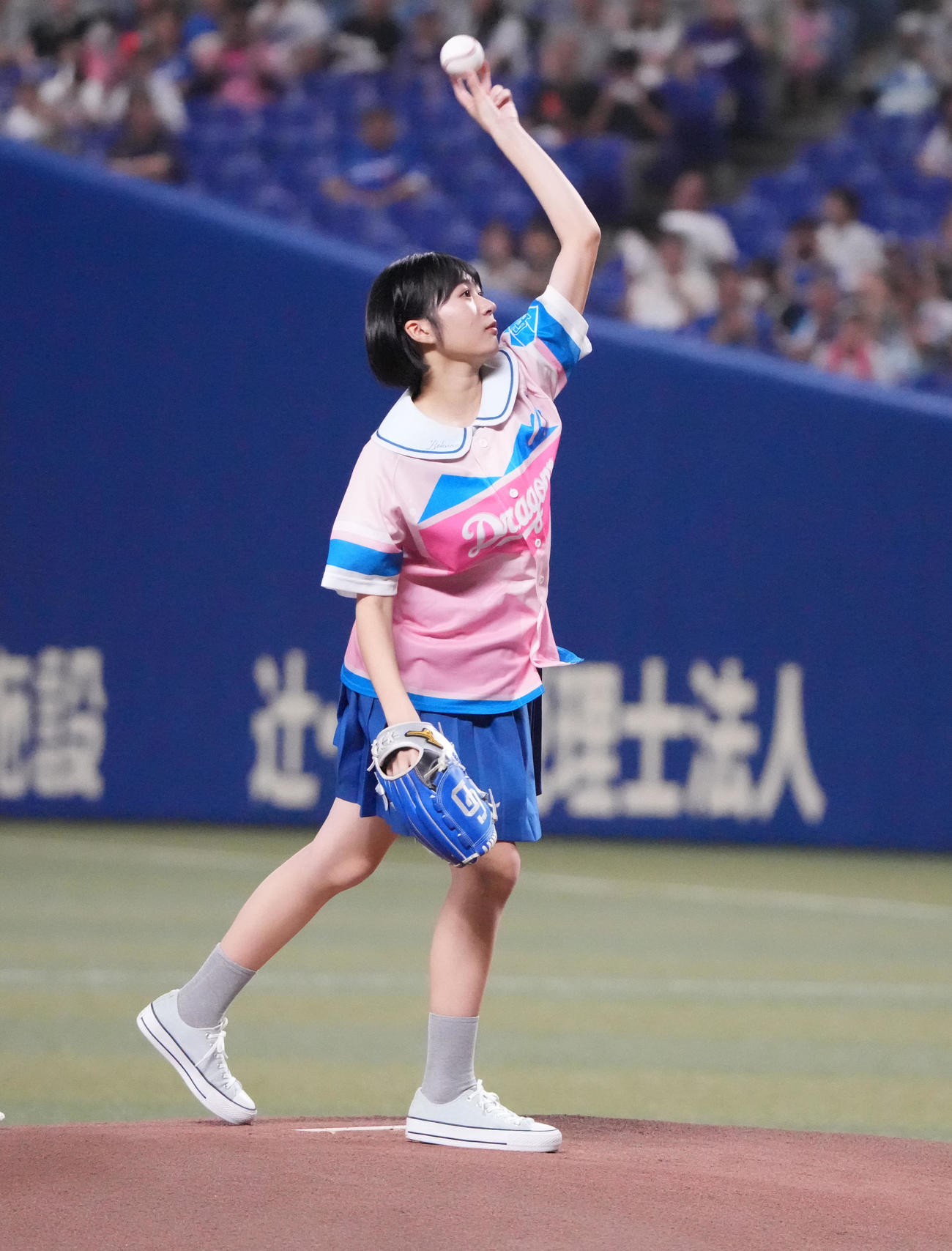 中日対広島　試合前、セレモニアルピッチを行う僕が見たかった青空の杉浦英恋（撮影・森本幸一）