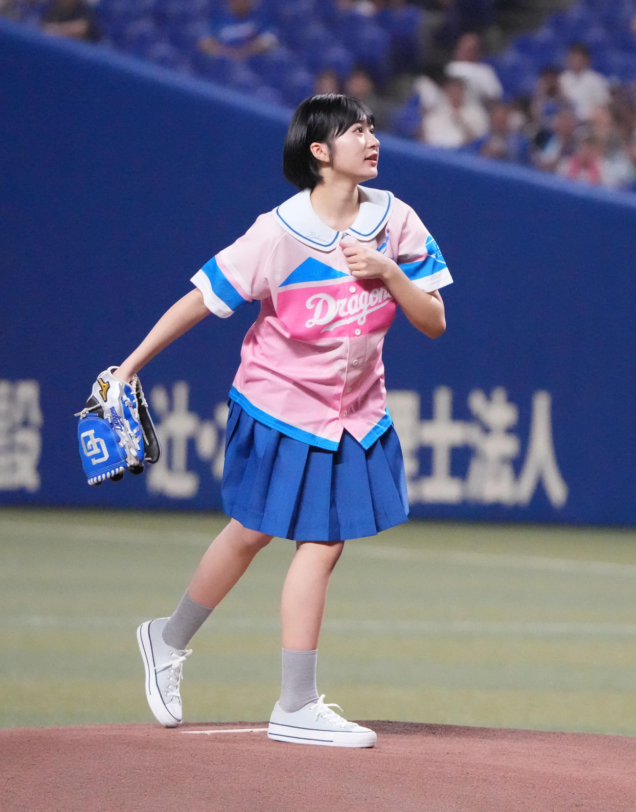 中日対広島　試合前、セレモニアルピッチを行う僕が見たかった青空の杉浦英恋（撮影・森本幸一）