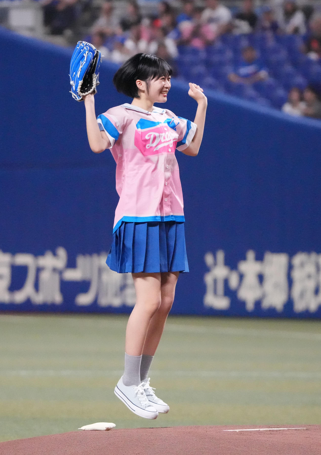 中日対広島　試合前、セレモニアルピッチを行う僕が見たかった青空の杉浦英恋（撮影・森本幸一）