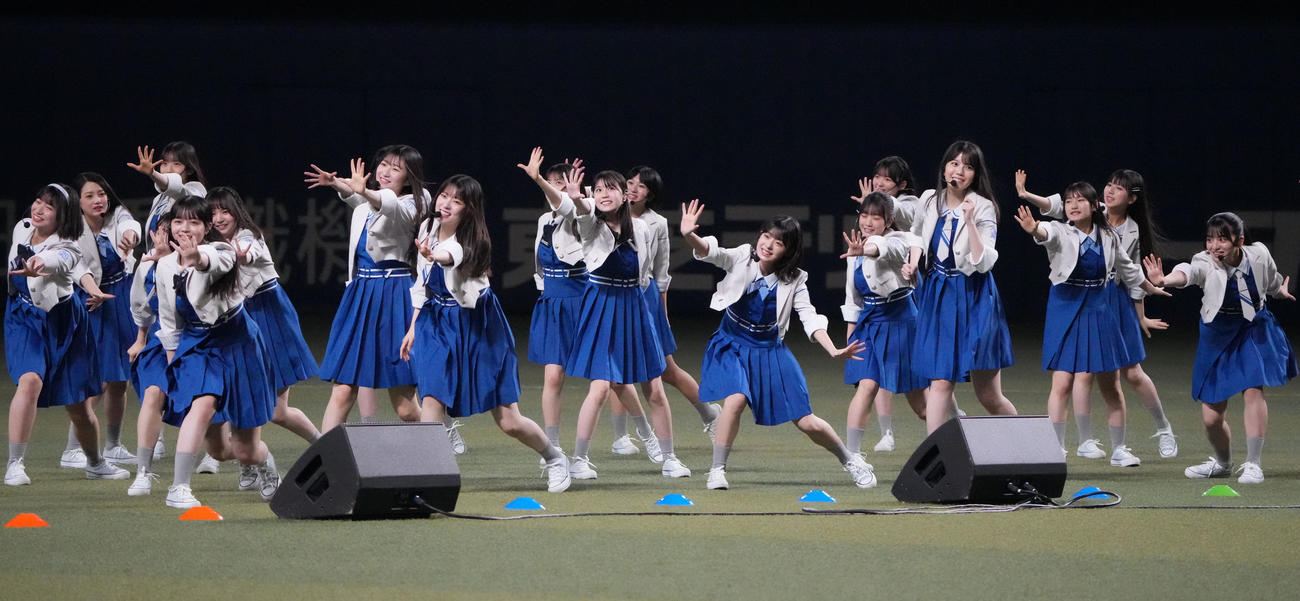 中日対広島　試合前、ミニライブを行う僕が見たかった青空（撮影・森本幸一）