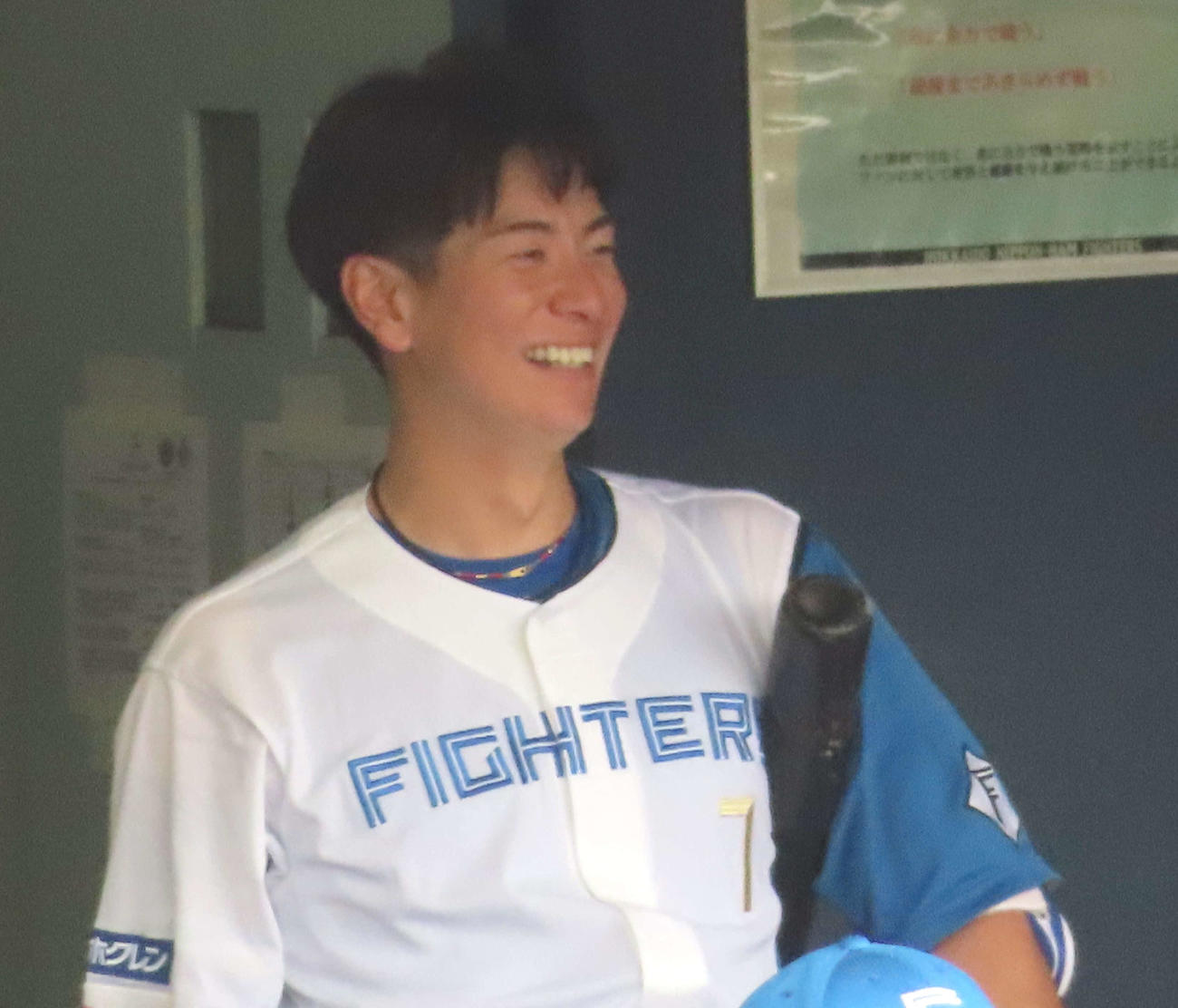 ベンチで笑顔を見せる松本剛（2024年6月30日撮影）
