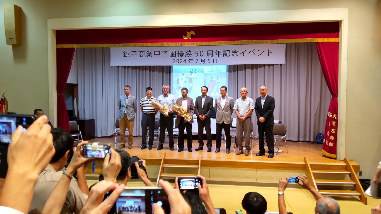 記念イベントに出席した優勝メンバー。左から3人目がエース土屋正勝さん、1人おいて篠塚和典さん（撮影・井上眞）