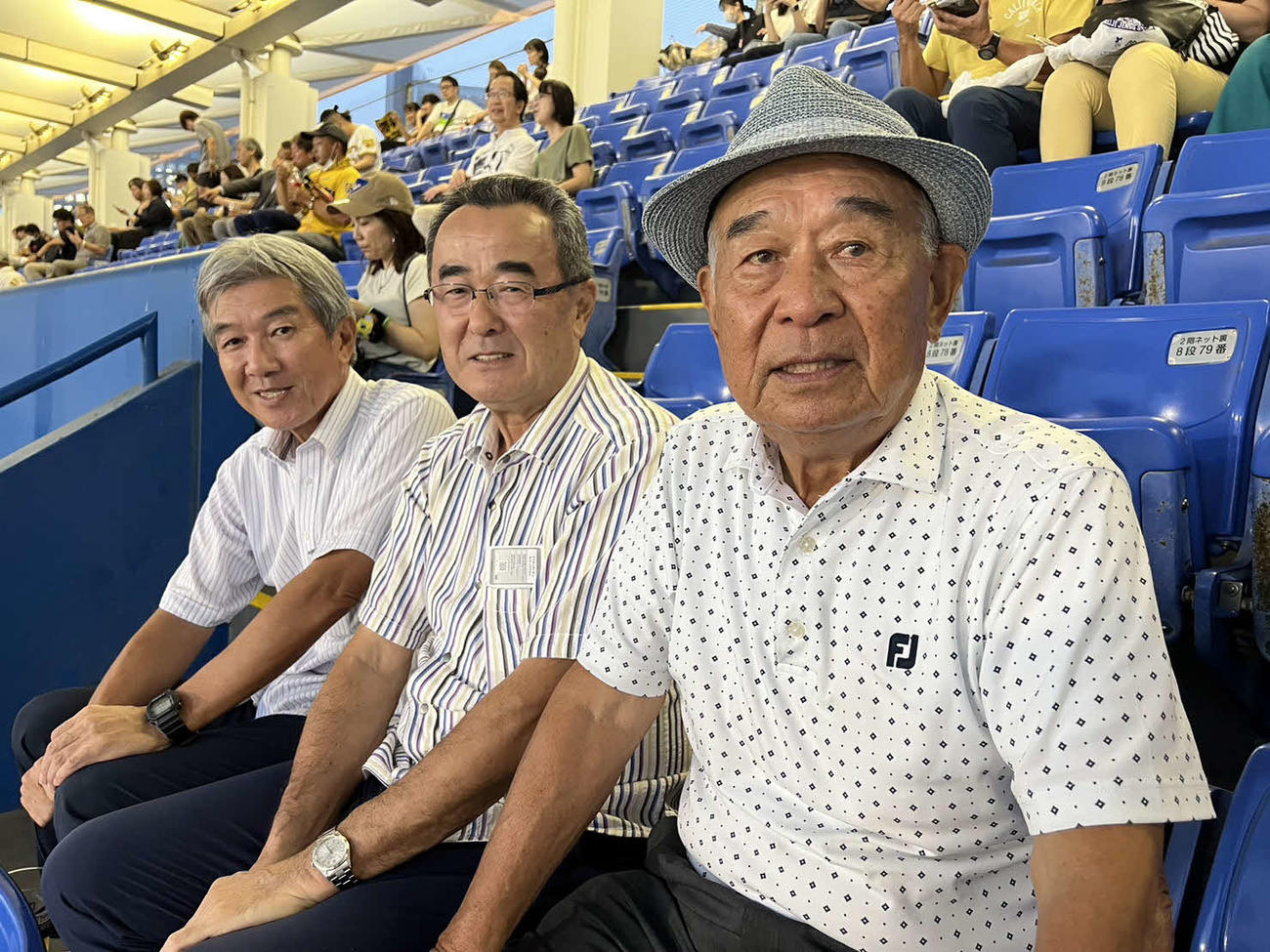 23年9月、ヤクルト対阪神戦を観戦した、右から阪神岡田監督の早大時代の恩師・石山建一さん、同期の関口一行さん、島貫省一さん