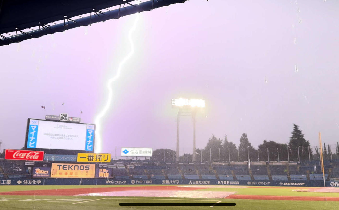 ヤクルト対巨人　試合前練習中、猛烈な雷雨に見舞われた神宮球場（撮影・浅見桂子）