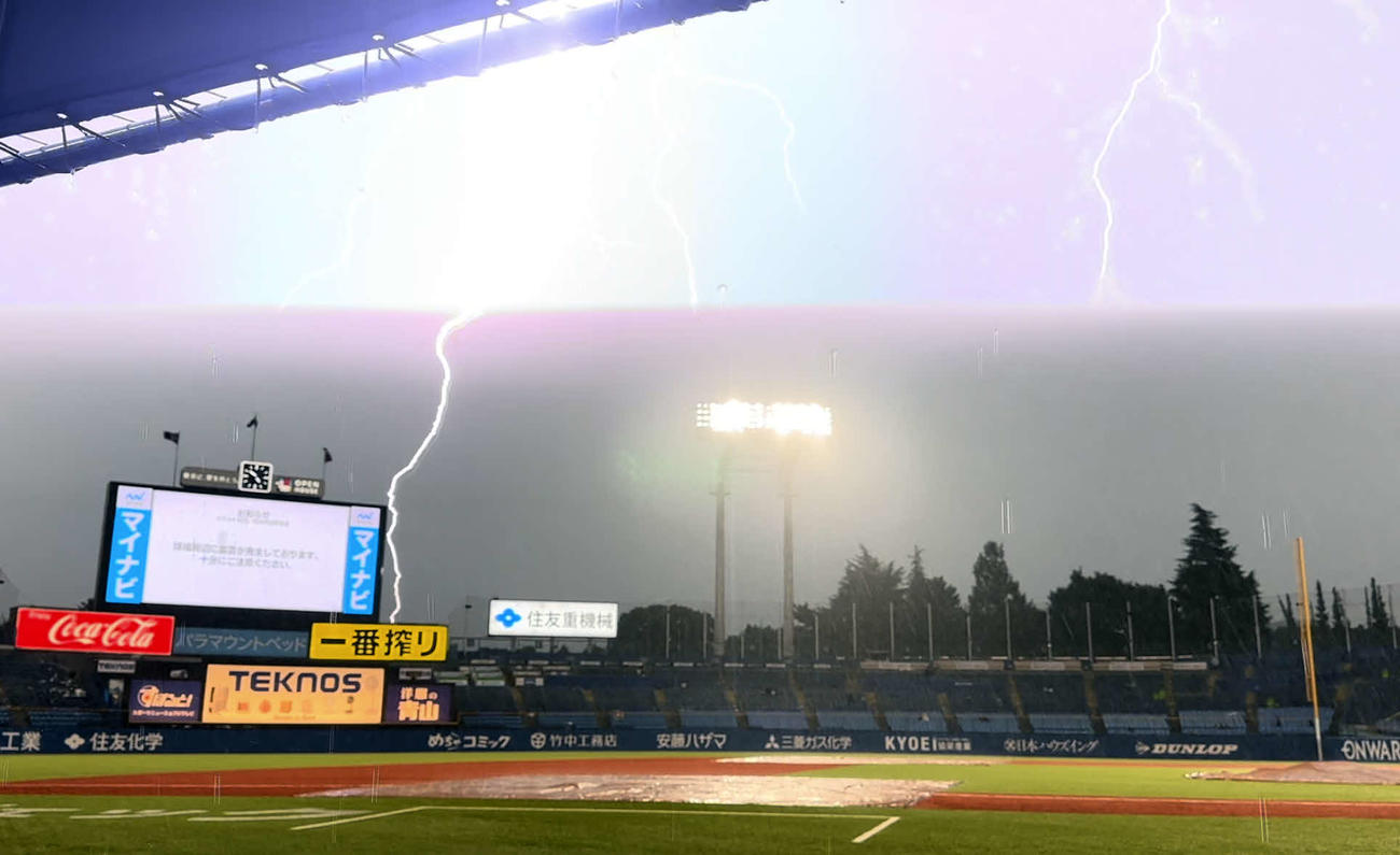 ヤクルト対巨人　試合前練習中、猛烈な雷雨に見舞われた神宮球場（撮影・浅見桂子）