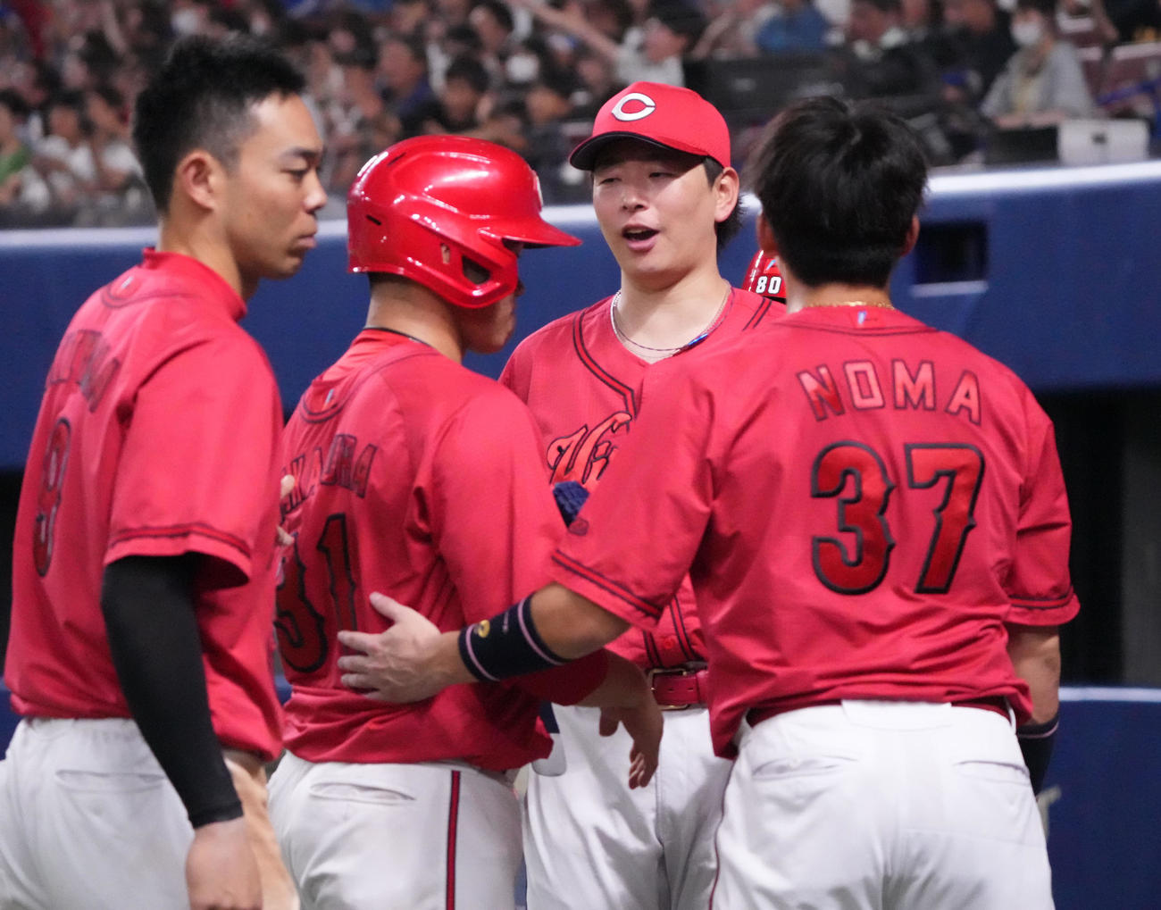 中日対広島　試合終了、ナインをベンチ前で迎える大瀬良（左から3人目）（撮影・森本幸一）