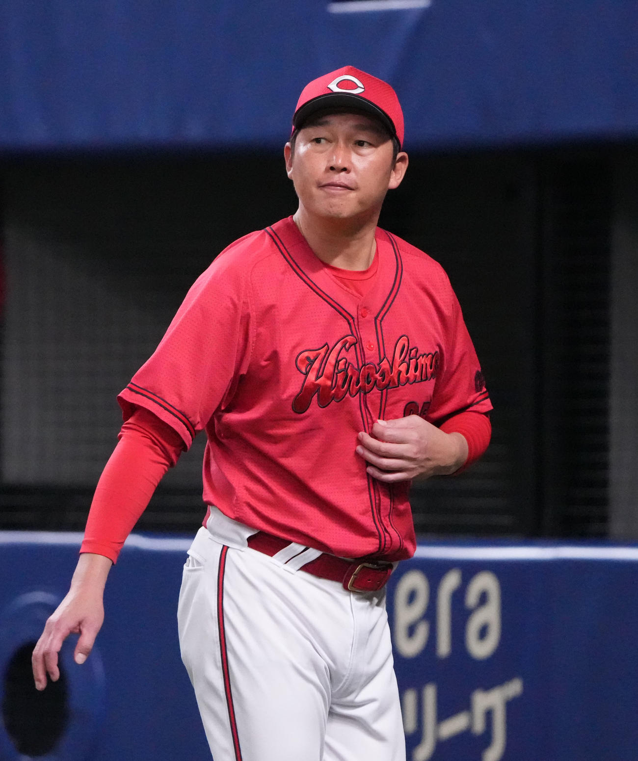 中日対広島　8回表終了、選手交代を告げる新井監督（撮影・森本幸一）