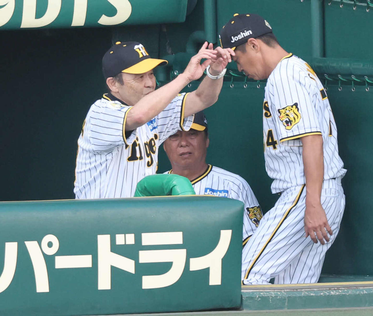 阪神対DeNA 1回表DeNA無死二塁、伊藤将が二塁走者の梶原に投じたけん制がセーフ判定となり、リクエストを出す岡田監督（撮影・宮崎幸一）