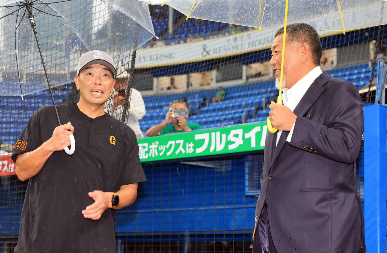 ヤクルト対巨人　試合前練習中、視察に訪れた清原和博氏（右）と話す巨人阿部監督（撮影・浅見桂子）