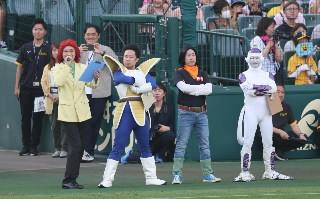 阪神対DeNA　スタメン発表するドラゴンボール芸人（撮影・宮崎幸一）