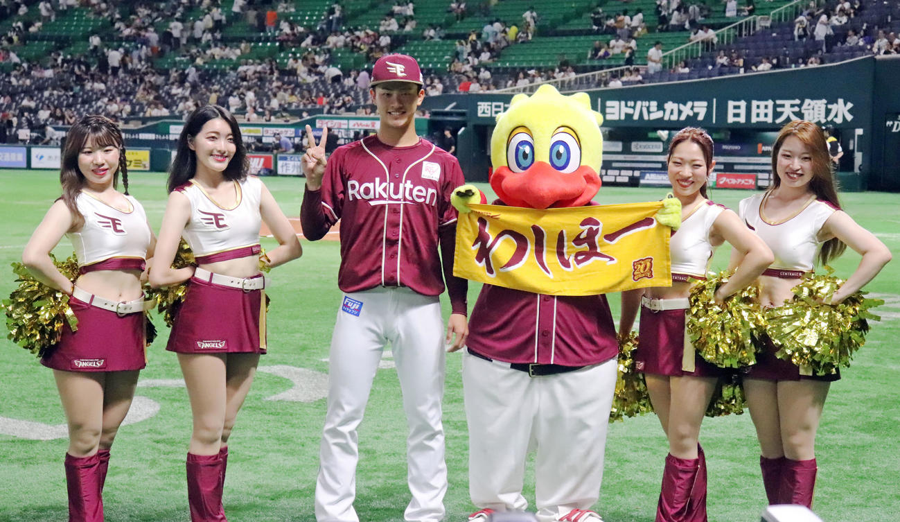 ソフトバンク対楽天　2勝目でポーズを決める古謝（撮影・鬼束羽瑠菜）