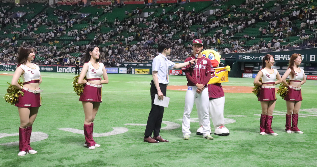 ソフトバンク対楽天　2勝目で本日のヒーローとなりインタビューに答える古謝（撮影・鬼束羽瑠菜）