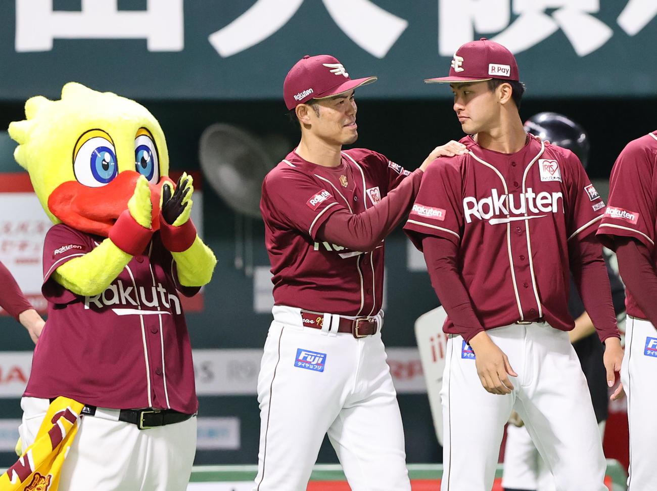 ソフトバンク対楽天　勝利投手となった古謝は今江監督に祝福される（撮影・梅根麻紀）