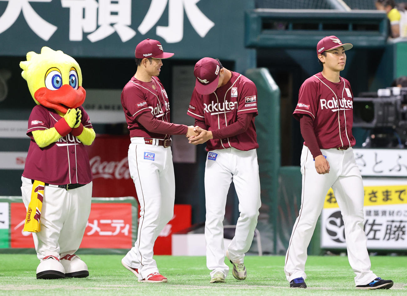 ソフトバンク対楽天　勝利投手となった古謝は今江監督に祝福される（撮影・梅根麻紀）